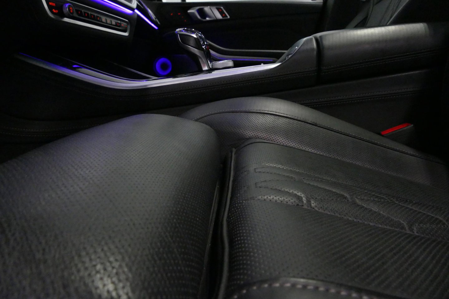 BMW X5 xDrive45e M Sport / Orig. Nederlands / Maxton Design Bodykit V.2 / Panoramadak Sky Lounge / Massage stoelen / Carbon inleg / Trekhaak / Elektr. verstelbare voorstoelen + memory / BMW Laser Koplampen / Bowers & Wilkins Sound-system / Head-up Display / Acht
