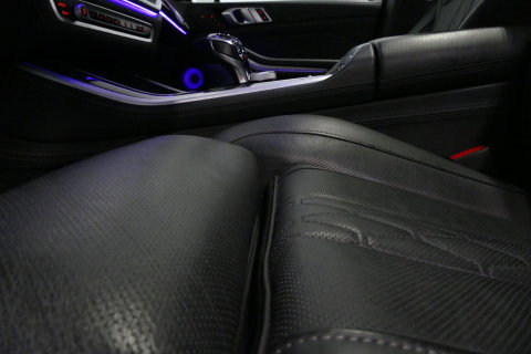 BMW X5 xDrive45e M Sport / Orig. Nederlands / Maxton Design Bodykit V.2 / Panoramadak Sky Lounge / Massage stoelen / Carbon inleg / Trekhaak / Elektr. verstelbare voorstoelen + memory / BMW Laser Koplampen / Bowers & Wilkins Sound-system / Head-up Display / Acht