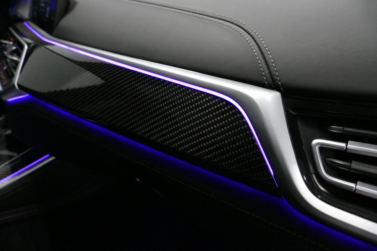 BMW X5 xDrive45e M Sport / Orig. Nederlands / Maxton Design Bodykit V.2 / Panoramadak Sky Lounge / Massage stoelen / Carbon inleg / Trekhaak / Elektr. verstelbare voorstoelen + memory / BMW Laser Koplampen / Bowers & Wilkins Sound-system / Head-up Display / Acht