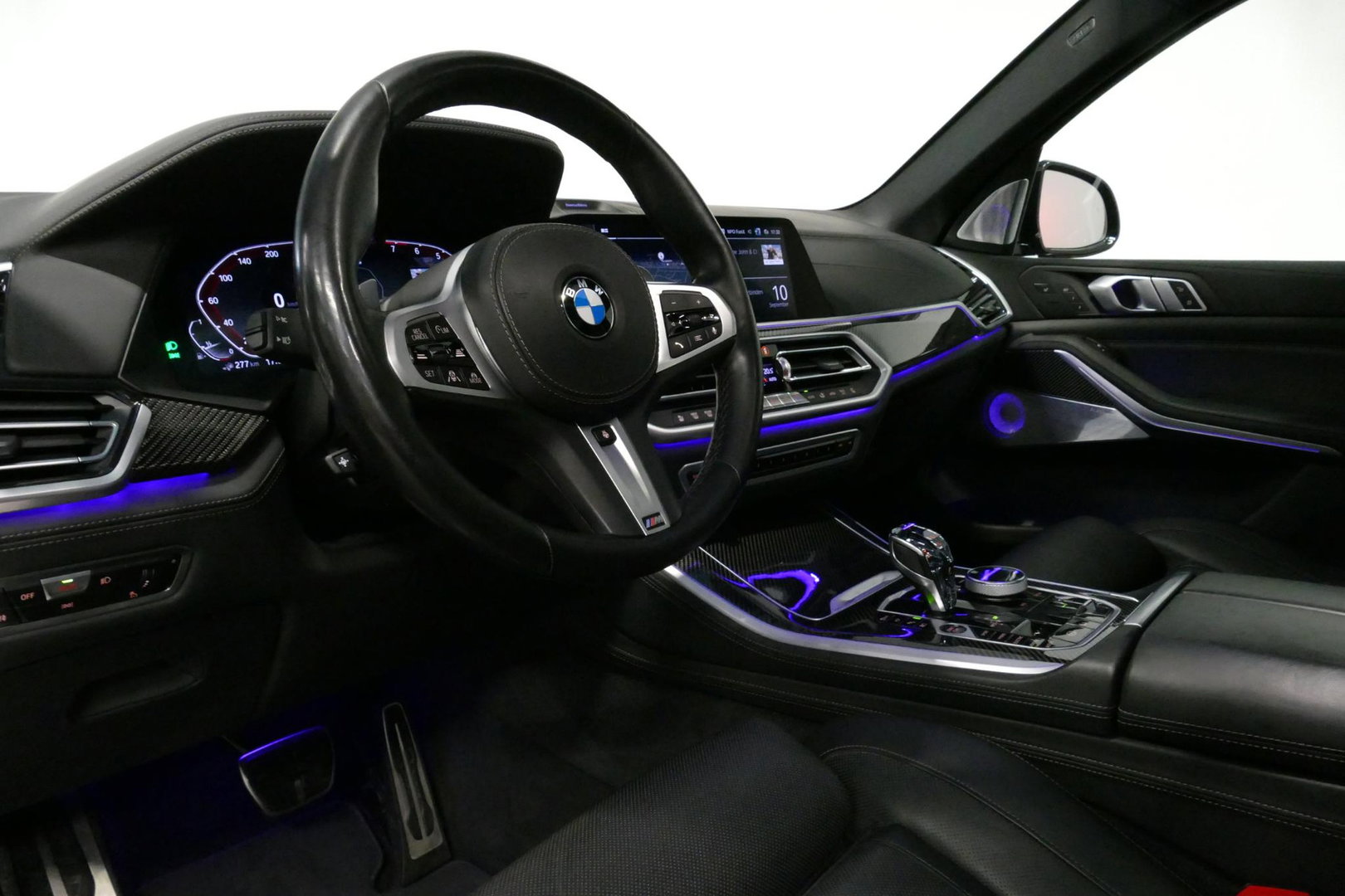 BMW X5 xDrive45e M Sport / Orig. Nederlands / Maxton Design Bodykit V.2 / Panoramadak Sky Lounge / Massage stoelen / Carbon inleg / Trekhaak / Elektr. verstelbare voorstoelen + memory / BMW Laser Koplampen / Bowers & Wilkins Sound-system / Head-up Display / Acht