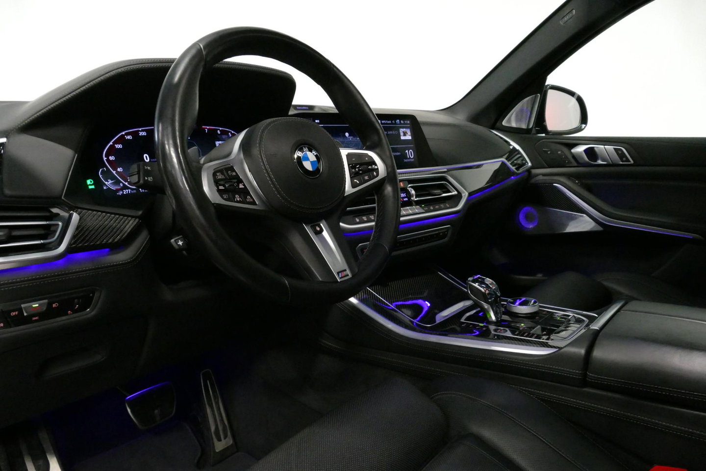 BMW X5 xDrive45e M Sport / Orig. Nederlands / Maxton Design Bodykit V.2 / Panoramadak Sky Lounge / Massage stoelen / Carbon inleg / Trekhaak / Elektr. verstelbare voorstoelen + memory / BMW Laser Koplampen / Bowers & Wilkins Sound-system / Head-up Display / Acht