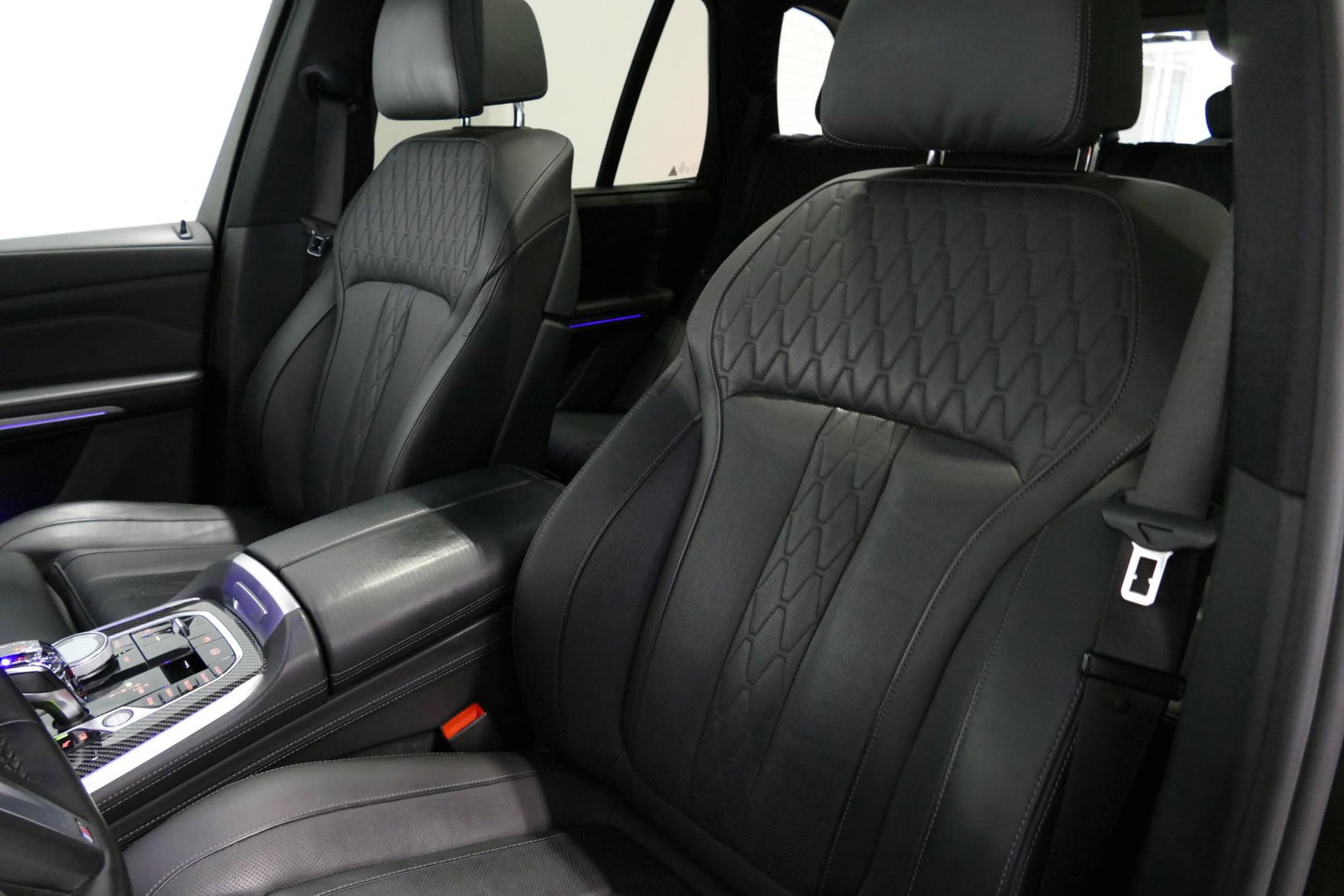 BMW X5 xDrive45e M Sport / Orig. Nederlands / Maxton Design Bodykit V.2 / Panoramadak Sky Lounge / Massage stoelen / Carbon inleg / Trekhaak / Elektr. verstelbare voorstoelen + memory / BMW Laser Koplampen / Bowers & Wilkins Sound-system / Head-up Display / Acht
