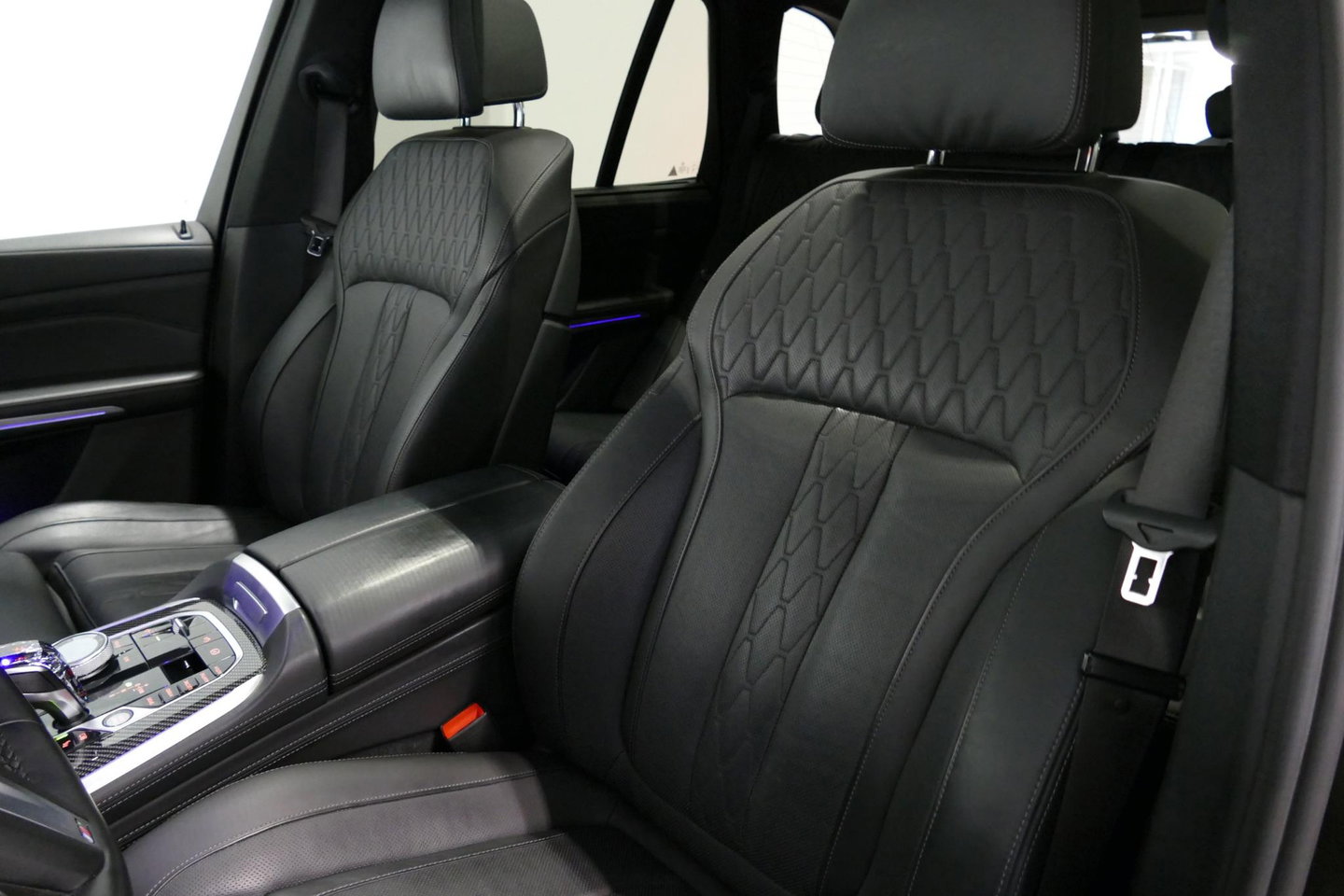 BMW X5 xDrive45e M Sport / Orig. Nederlands / Maxton Design Bodykit V.2 / Panoramadak Sky Lounge / Massage stoelen / Carbon inleg / Trekhaak / Elektr. verstelbare voorstoelen + memory / BMW Laser Koplampen / Bowers & Wilkins Sound-system / Head-up Display / Acht