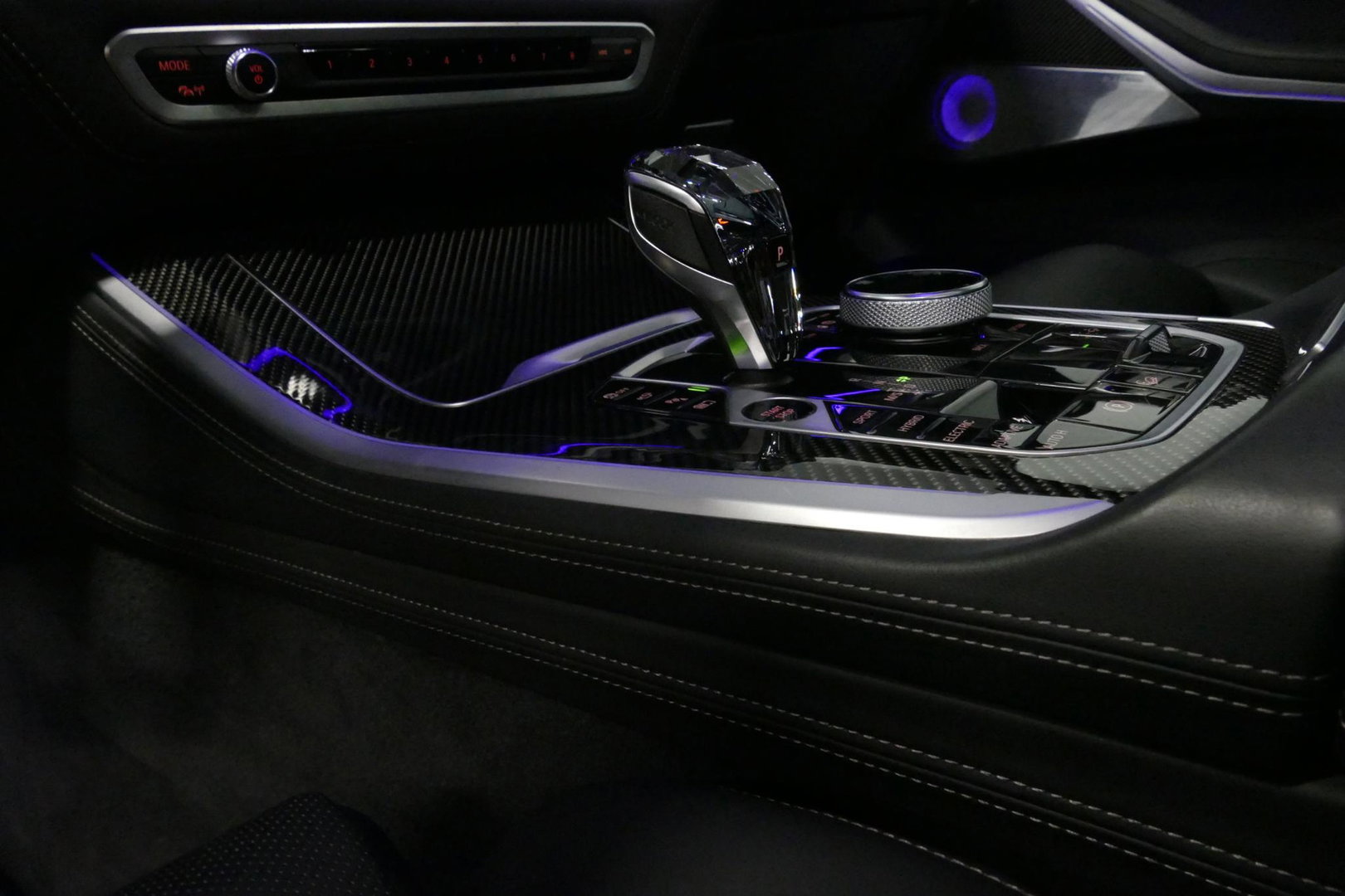 BMW X5 xDrive45e M Sport / Orig. Nederlands / Maxton Design Bodykit V.2 / Panoramadak Sky Lounge / Massage stoelen / Carbon inleg / Trekhaak / Elektr. verstelbare voorstoelen + memory / BMW Laser Koplampen / Bowers & Wilkins Sound-system / Head-up Display / Acht