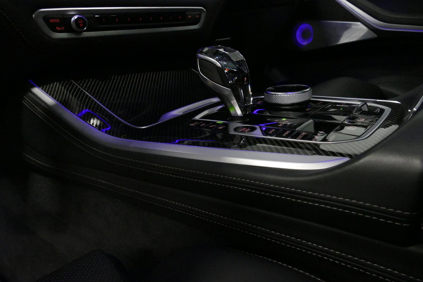 BMW X5 xDrive45e M Sport / Orig. Nederlands / Maxton Design Bodykit V.2 / Panoramadak Sky Lounge / Massage stoelen / Carbon inleg / Trekhaak / Elektr. verstelbare voorstoelen + memory / BMW Laser Koplampen / Bowers & Wilkins Sound-system / Head-up Display / Acht