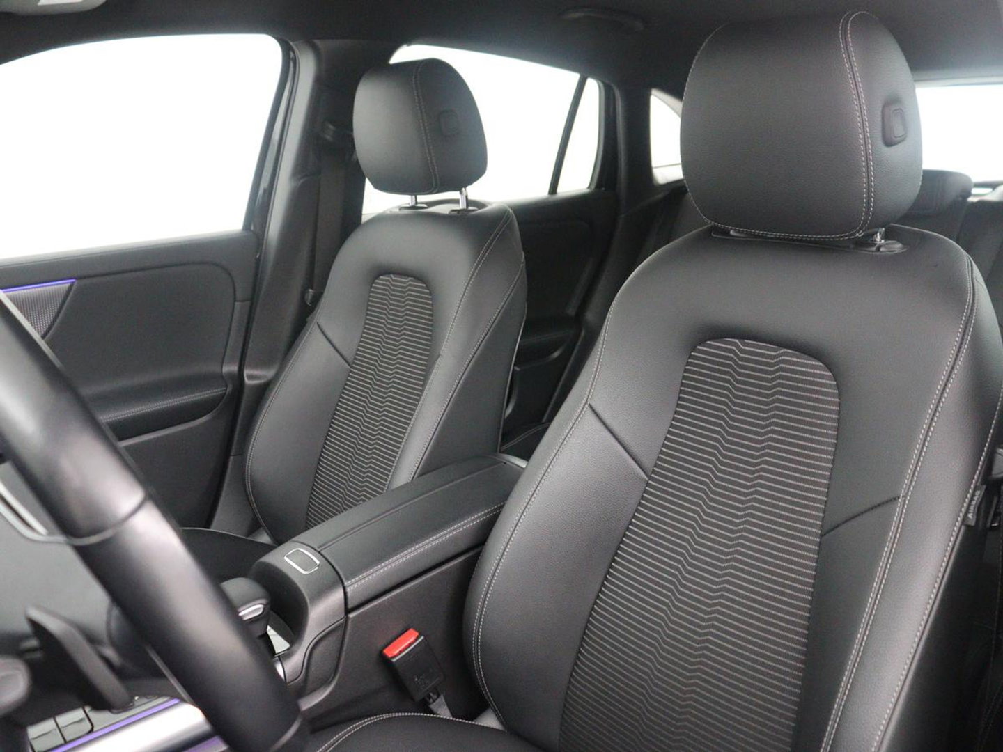 Mercedes-Benz EQA 250 Business Solution Luxury 67 kWh | SOH 94,7% | Half leder | Cruise control | Dodehoek detectie | Stoelverwarming | Camera | Park assist | Navigatie | Sfeerverlichting | Elektrische achterklep