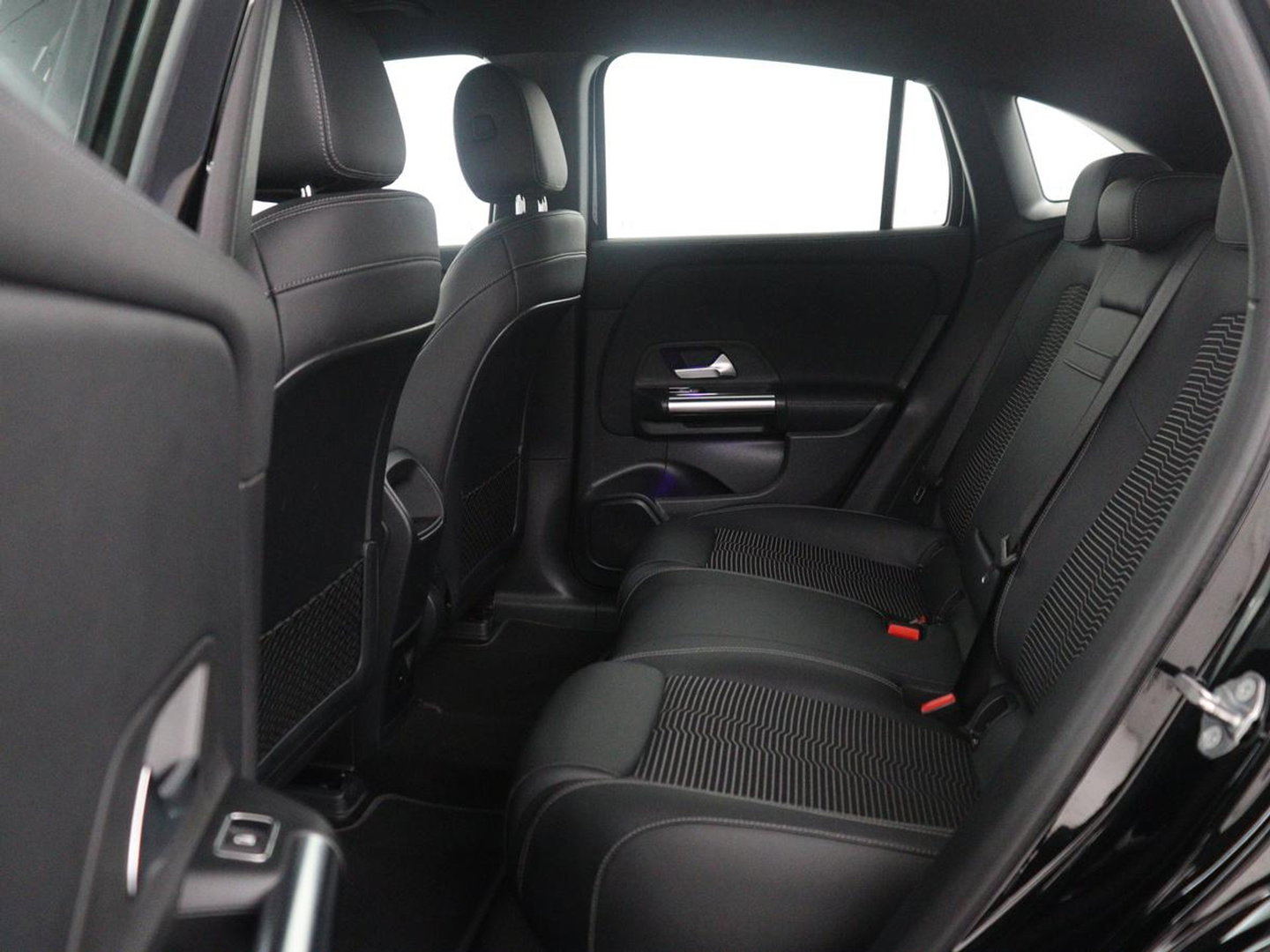 Mercedes-Benz EQA 250 Business Solution Luxury 67 kWh | SOH 94,7% | Half leder | Cruise control | Dodehoek detectie | Stoelverwarming | Camera | Park assist | Navigatie | Sfeerverlichting | Elektrische achterklep
