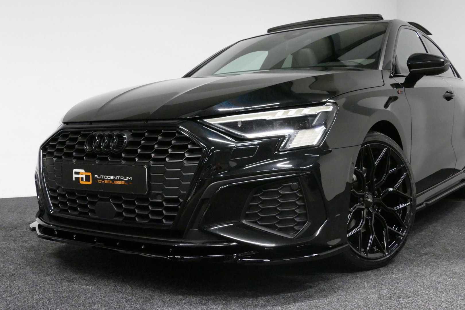 Audi A3 Limousine 35 TDI S Line / S-Line ex- & interieur / Maxton Design Bodykit / Panoramadak / S Sportstoelen / Bang & Olufsen Sound / Matrix LED / Ambienteverlichting / Stoelverwarming / Apple Carplay - Android Auto / 19'' LMV Vossen look / Black Optic pakket 