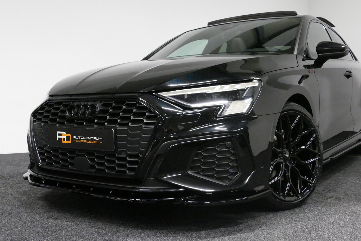 Audi A3 Limousine 35 TDI S Line / S-Line ex- & interieur / Maxton Design Bodykit / Panoramadak / S Sportstoelen / Bang & Olufsen Sound / Matrix LED / Ambienteverlichting / Stoelverwarming / Apple Carplay - Android Auto / 19'' LMV Vossen look / Black Optic pakket 