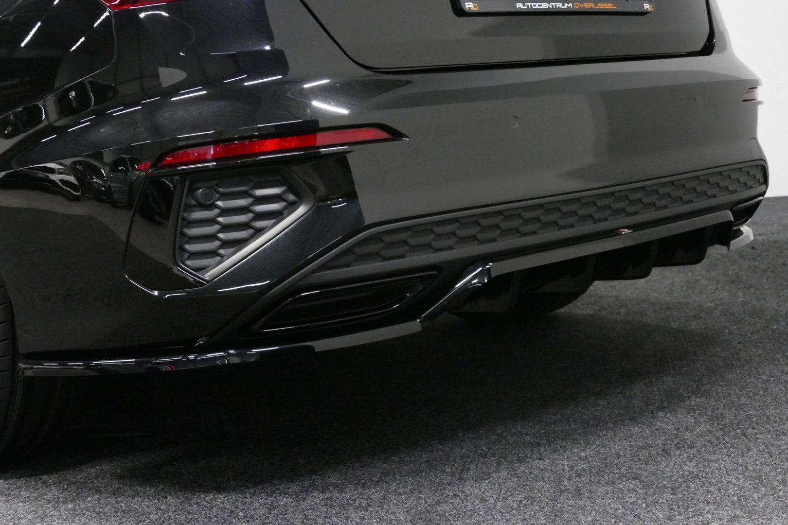 Audi A3 Limousine 35 TDI S Line / S-Line ex- & interieur / Maxton Design Bodykit / Panoramadak / S Sportstoelen / Bang & Olufsen Sound / Matrix LED / Ambienteverlichting / Stoelverwarming / Apple Carplay - Android Auto / 19'' LMV Vossen look / Black Optic pakket 
