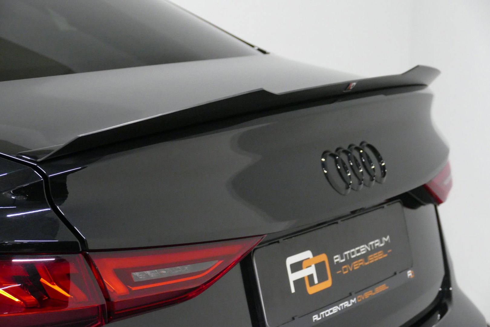Audi A3 Limousine 35 TDI S Line / S-Line ex- & interieur / Maxton Design Bodykit / Panoramadak / S Sportstoelen / Bang & Olufsen Sound / Matrix LED / Ambienteverlichting / Stoelverwarming / Apple Carplay - Android Auto / 19'' LMV Vossen look / Black Optic pakket 