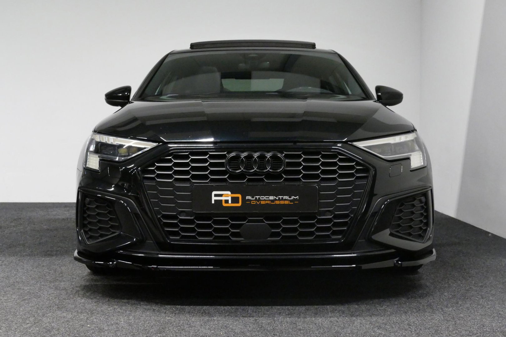 Audi A3 Limousine 35 TDI S Line / S-Line ex- & interieur / Maxton Design Bodykit / Panoramadak / S Sportstoelen / Bang & Olufsen Sound / Matrix LED / Ambienteverlichting / Stoelverwarming / Apple Carplay - Android Auto / 19'' LMV Vossen look / Black Optic pakket 