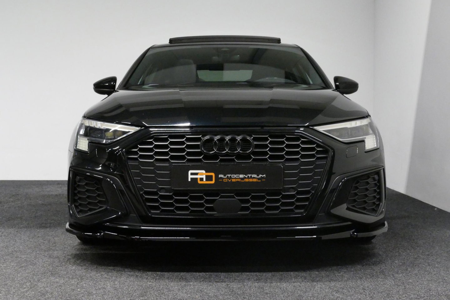 Audi A3 Limousine 35 TDI S Line / S-Line ex- & interieur / Maxton Design Bodykit / Panoramadak / S Sportstoelen / Bang & Olufsen Sound / Matrix LED / Ambienteverlichting / Stoelverwarming / Apple Carplay - Android Auto / 19'' LMV Vossen look / Black Optic pakket 