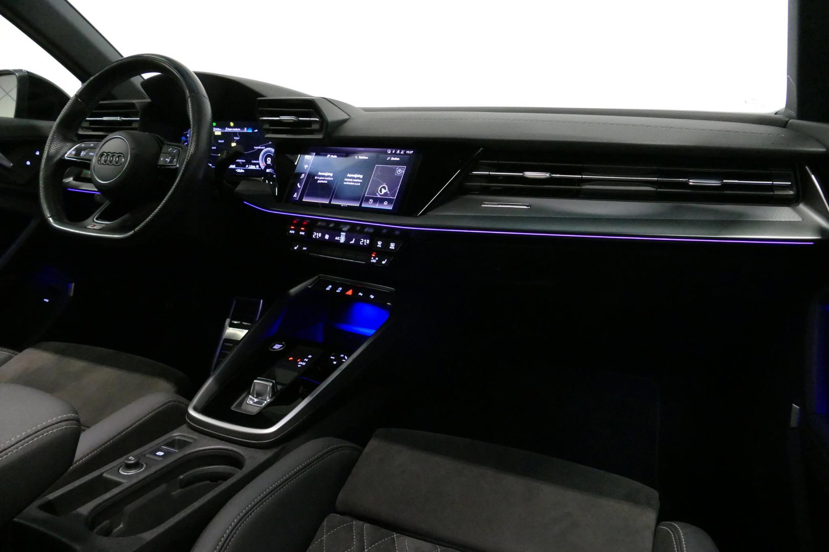 Audi A3 Limousine 35 TDI S Line / S-Line ex- & interieur / Maxton Design Bodykit / Panoramadak / S Sportstoelen / Bang & Olufsen Sound / Matrix LED / Ambienteverlichting / Stoelverwarming / Apple Carplay - Android Auto / 19'' LMV Vossen look / Black Optic pakket 