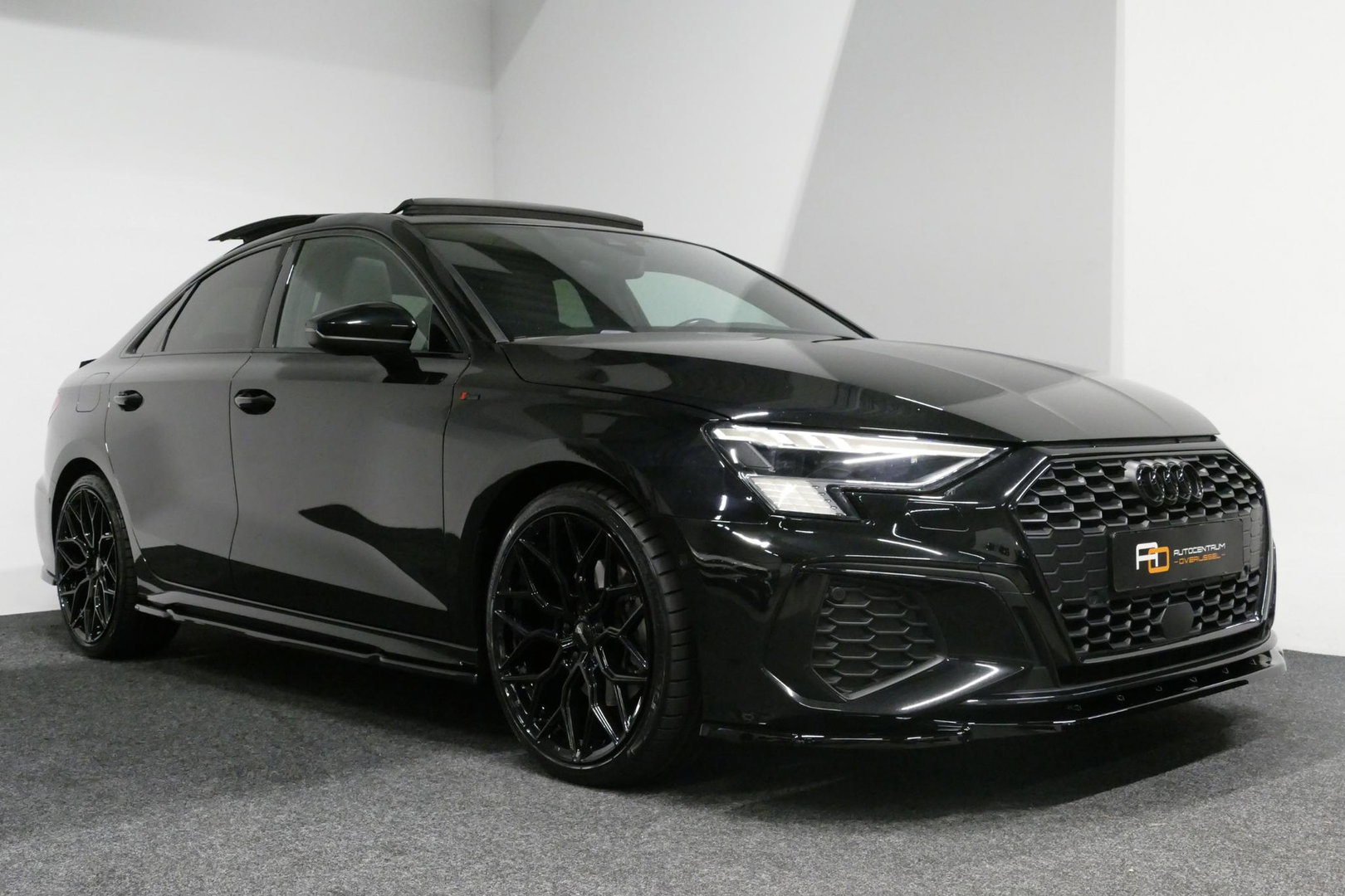 Audi A3 Limousine 35 TDI S Line / S-Line ex- & interieur / Maxton Design Bodykit / Panoramadak / S Sportstoelen / Bang & Olufsen Sound / Matrix LED / Ambienteverlichting / Stoelverwarming / Apple Carplay - Android Auto / 19'' LMV Vossen look / Black Optic pakket 