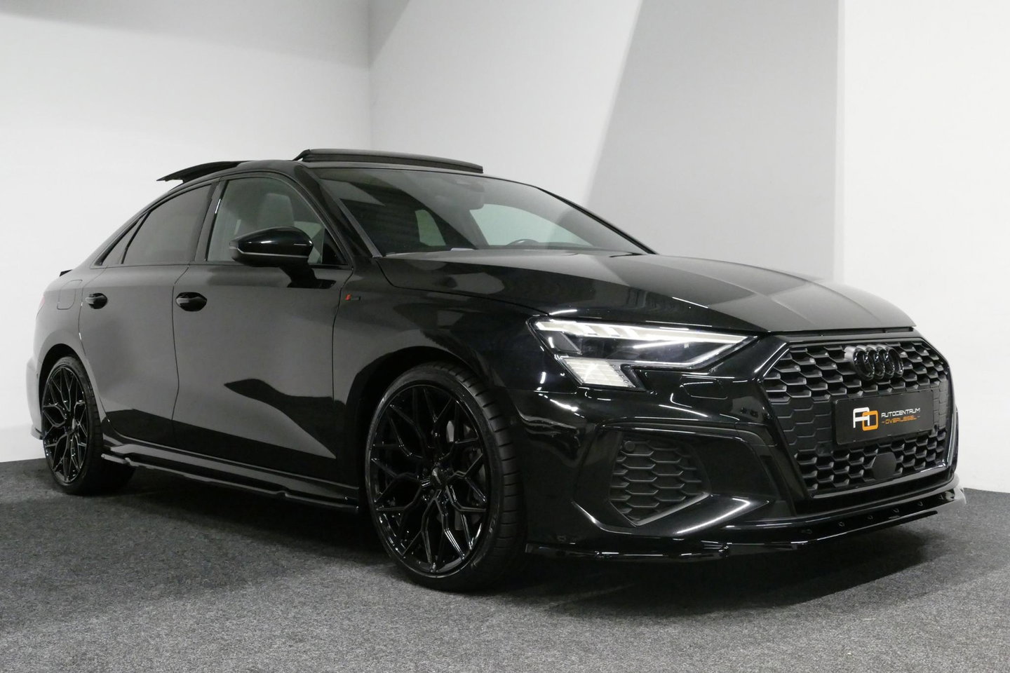 Audi A3 Limousine 35 TDI S Line / S-Line ex- & interieur / Maxton Design Bodykit / Panoramadak / S Sportstoelen / Bang & Olufsen Sound / Matrix LED / Ambienteverlichting / Stoelverwarming / Apple Carplay - Android Auto / 19'' LMV Vossen look / Black Optic pakket 