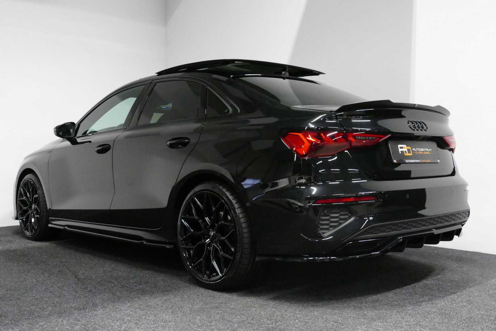 Audi A3 Limousine 35 TDI S Line / S-Line ex- & interieur / Maxton Design Bodykit / Panoramadak / S Sportstoelen / Bang & Olufsen Sound / Matrix LED / Ambienteverlichting / Stoelverwarming / Apple Carplay - Android Auto / 19'' LMV Vossen look / Black Optic pakket 