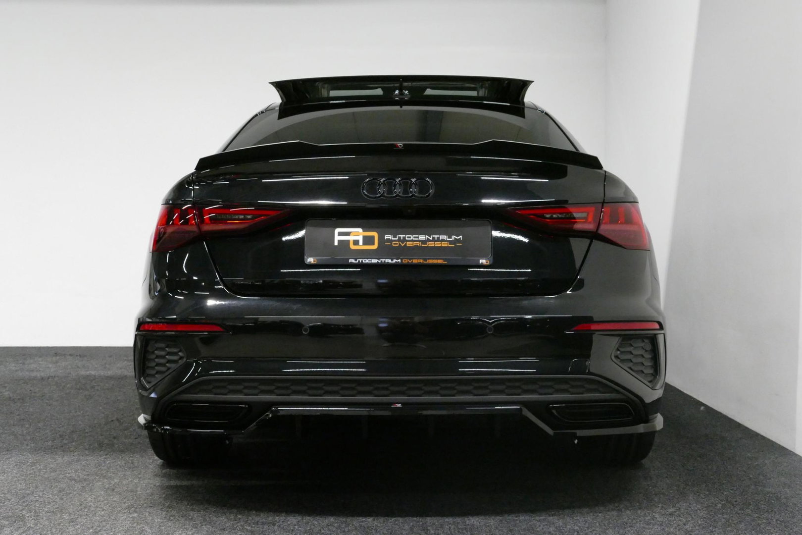 Audi A3 Limousine 35 TDI S Line / S-Line ex- & interieur / Maxton Design Bodykit / Panoramadak / S Sportstoelen / Bang & Olufsen Sound / Matrix LED / Ambienteverlichting / Stoelverwarming / Apple Carplay - Android Auto / 19'' LMV Vossen look / Black Optic pakket 