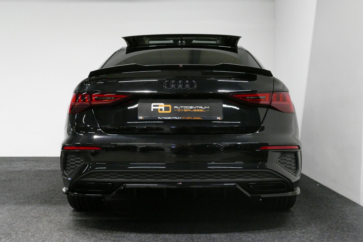 Audi A3 Limousine 35 TDI S Line / S-Line ex- & interieur / Maxton Design Bodykit / Panoramadak / S Sportstoelen / Bang & Olufsen Sound / Matrix LED / Ambienteverlichting / Stoelverwarming / Apple Carplay - Android Auto / 19'' LMV Vossen look / Black Optic pakket 