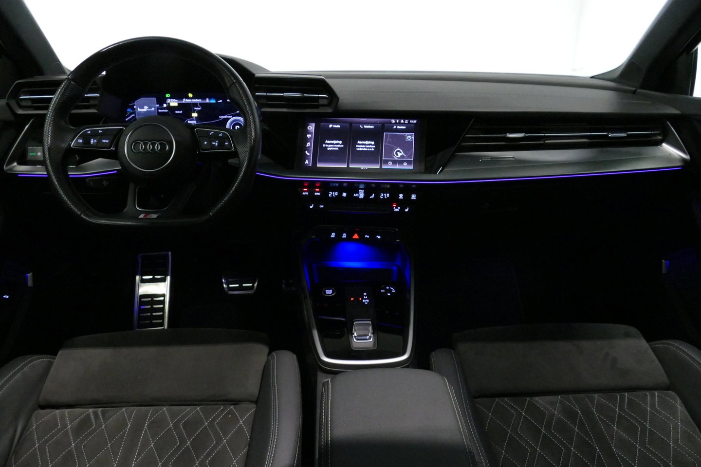 Audi A3 Limousine 35 TDI S Line / S-Line ex- & interieur / Maxton Design Bodykit / Panoramadak / S Sportstoelen / Bang & Olufsen Sound / Matrix LED / Ambienteverlichting / Stoelverwarming / Apple Carplay - Android Auto / 19'' LMV Vossen look / Black Optic pakket 