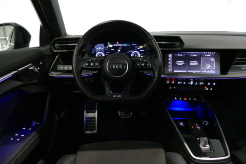 Audi A3 Limousine 35 TDI S Line / S-Line ex- & interieur / Maxton Design Bodykit / Panoramadak / S Sportstoelen / Bang & Olufsen Sound / Matrix LED / Ambienteverlichting / Stoelverwarming / Apple Carplay - Android Auto / 19'' LMV Vossen look / Black Optic pakket 