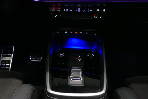 Audi A3 Limousine 35 TDI S Line / S-Line ex- & interieur / Maxton Design Bodykit / Panoramadak / S Sportstoelen / Bang & Olufsen Sound / Matrix LED / Ambienteverlichting / Stoelverwarming / Apple Carplay - Android Auto / 19'' LMV Vossen look / Black Optic pakket 