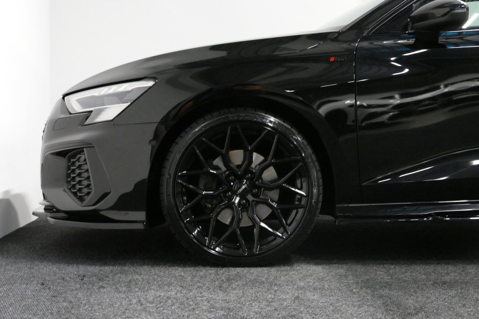 Audi A3 Limousine 35 TDI S Line / S-Line ex- & interieur / Maxton Design Bodykit / Panoramadak / S Sportstoelen / Bang & Olufsen Sound / Matrix LED / Ambienteverlichting / Stoelverwarming / Apple Carplay - Android Auto / 19'' LMV Vossen look / Black Optic pakket 
