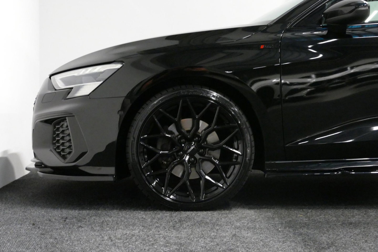 Audi A3 Limousine 35 TDI S Line / S-Line ex- & interieur / Maxton Design Bodykit / Panoramadak / S Sportstoelen / Bang & Olufsen Sound / Matrix LED / Ambienteverlichting / Stoelverwarming / Apple Carplay - Android Auto / 19'' LMV Vossen look / Black Optic pakket 
