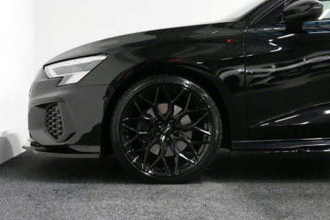 Audi A3 Limousine 35 TDI S Line / S-Line ex- & interieur / Maxton Design Bodykit / Panoramadak / S Sportstoelen / Bang & Olufsen Sound / Matrix LED / Ambienteverlichting / Stoelverwarming / Apple Carplay - Android Auto / 19'' LMV Vossen look / Black Optic pakket 
