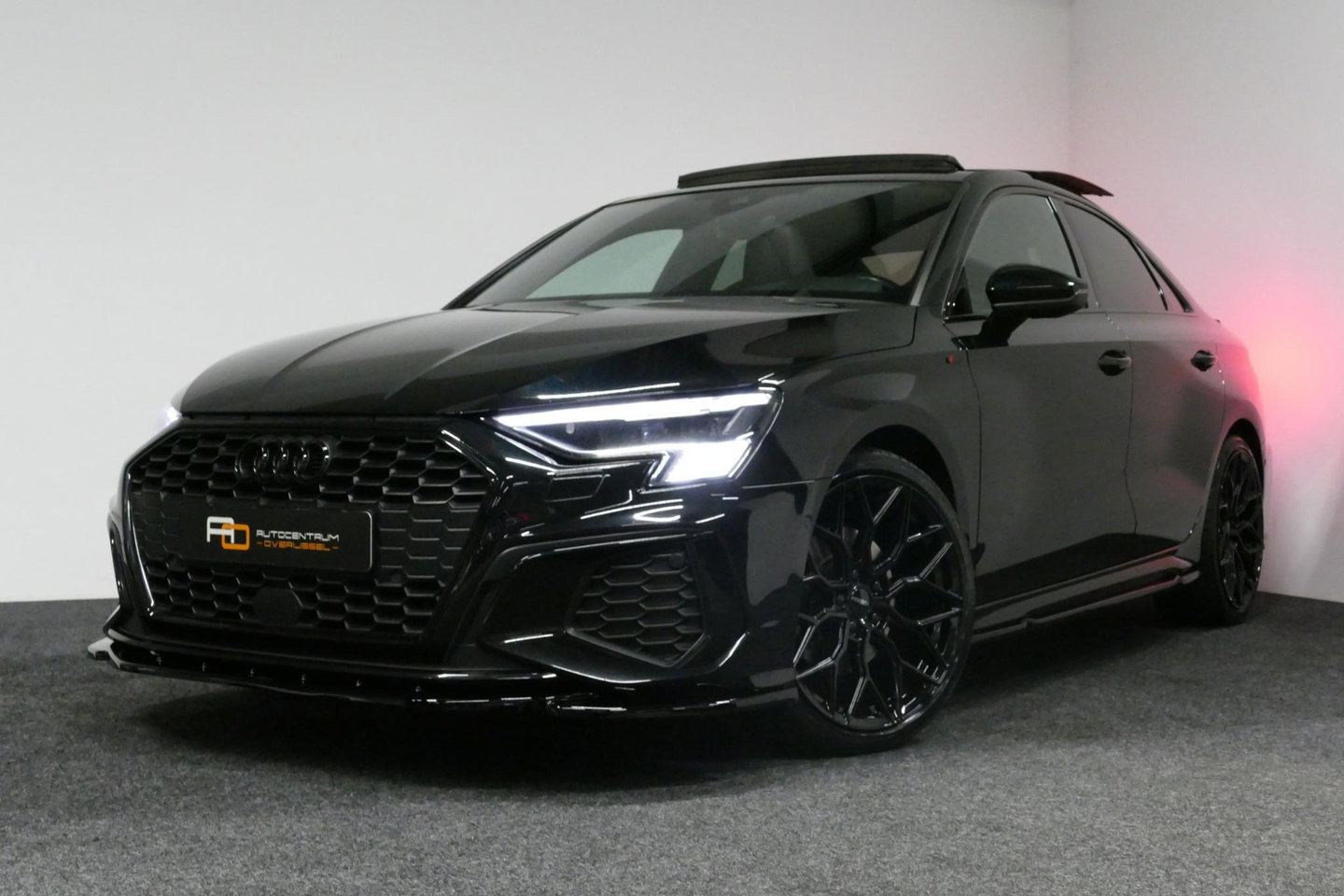 Audi A3 Limousine 35 TDI S Line / S-Line ex- & interieur / Maxton Design Bodykit / Panoramadak / S Sportstoelen / Bang & Olufsen Sound / Matrix LED / Ambienteverlichting / Stoelverwarming / Apple Carplay - Android Auto / 19'' LMV Vossen look / Black Optic pakket 
