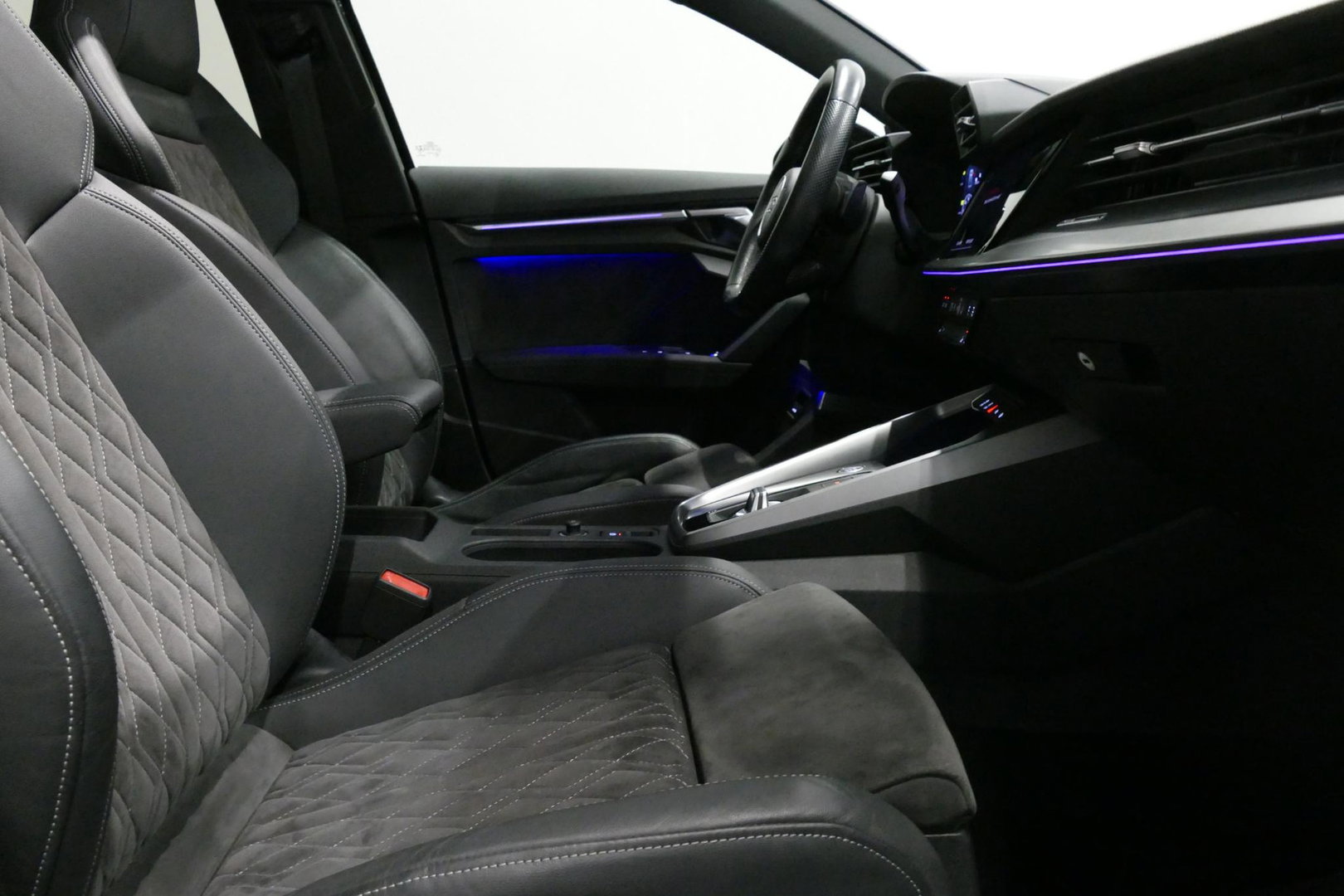 Audi A3 Limousine 35 TDI S Line / S-Line ex- & interieur / Maxton Design Bodykit / Panoramadak / S Sportstoelen / Bang & Olufsen Sound / Matrix LED / Ambienteverlichting / Stoelverwarming / Apple Carplay - Android Auto / 19'' LMV Vossen look / Black Optic pakket 