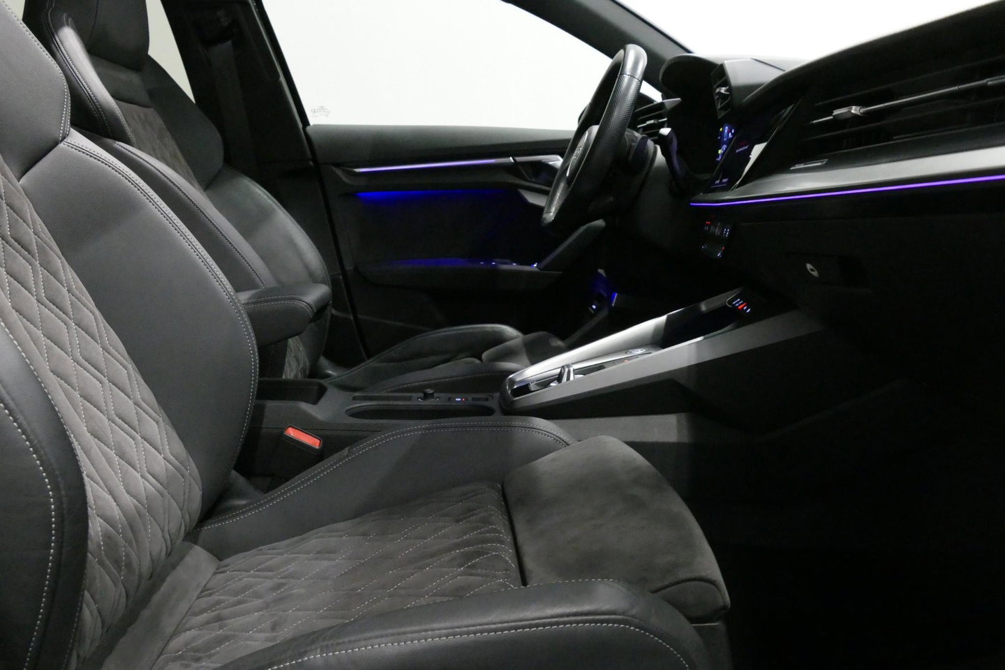 Audi A3 Limousine 35 TDI S Line / S-Line ex- & interieur / Maxton Design Bodykit / Panoramadak / S Sportstoelen / Bang & Olufsen Sound / Matrix LED / Ambienteverlichting / Stoelverwarming / Apple Carplay - Android Auto / 19'' LMV Vossen look / Black Optic pakket 
