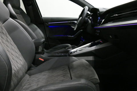 Audi A3 Limousine 35 TDI S Line / S-Line ex- & interieur / Maxton Design Bodykit / Panoramadak / S Sportstoelen / Bang & Olufsen Sound / Matrix LED / Ambienteverlichting / Stoelverwarming / Apple Carplay - Android Auto / 19'' LMV Vossen look / Black Optic pakket 