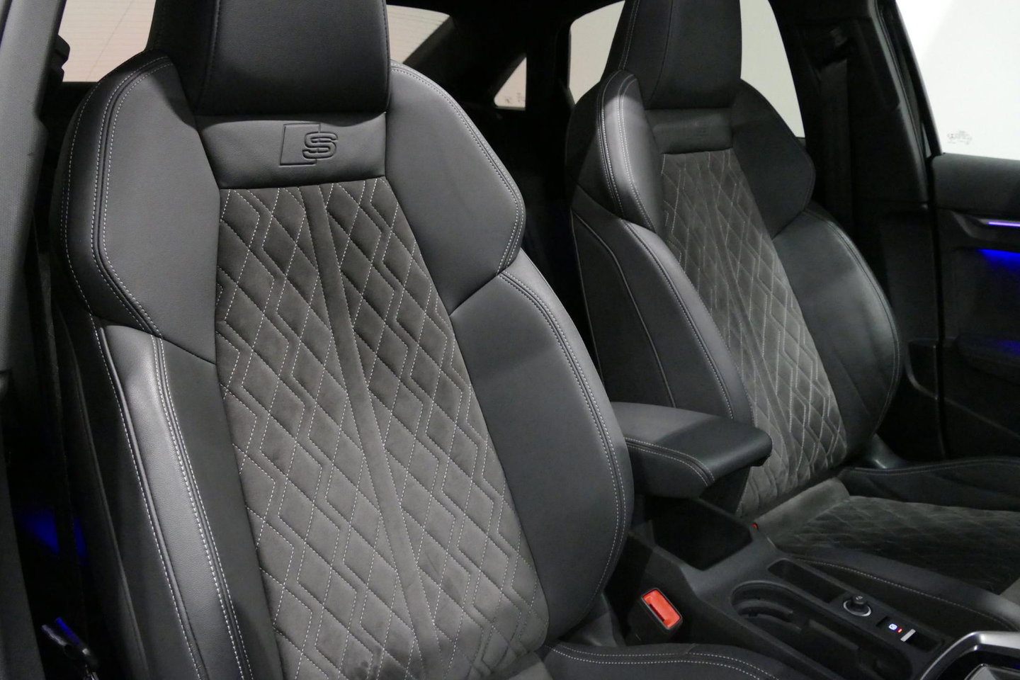 Audi A3 Limousine 35 TDI S Line / S-Line ex- & interieur / Maxton Design Bodykit / Panoramadak / S Sportstoelen / Bang & Olufsen Sound / Matrix LED / Ambienteverlichting / Stoelverwarming / Apple Carplay - Android Auto / 19'' LMV Vossen look / Black Optic pakket 