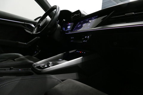 Audi A3 Limousine 35 TDI S Line / S-Line ex- & interieur / Maxton Design Bodykit / Panoramadak / S Sportstoelen / Bang & Olufsen Sound / Matrix LED / Ambienteverlichting / Stoelverwarming / Apple Carplay - Android Auto / 19'' LMV Vossen look / Black Optic pakket 