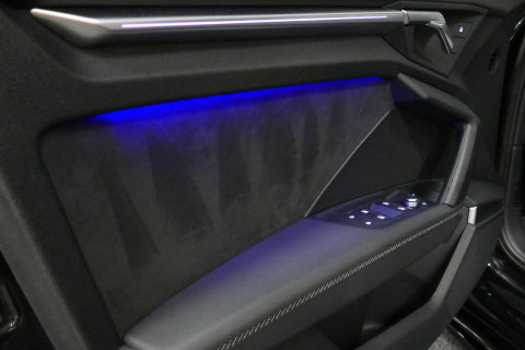 Audi A3 Limousine 35 TDI S Line / S-Line ex- & interieur / Maxton Design Bodykit / Panoramadak / S Sportstoelen / Bang & Olufsen Sound / Matrix LED / Ambienteverlichting / Stoelverwarming / Apple Carplay - Android Auto / 19'' LMV Vossen look / Black Optic pakket 