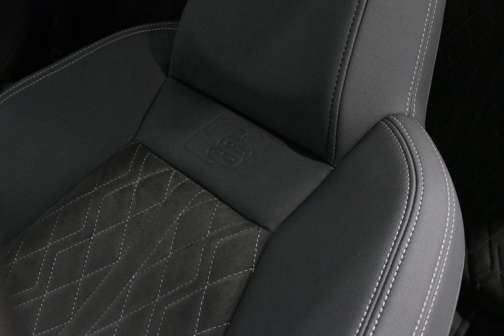 Audi A3 Limousine 35 TDI S Line / S-Line ex- & interieur / Maxton Design Bodykit / Panoramadak / S Sportstoelen / Bang & Olufsen Sound / Matrix LED / Ambienteverlichting / Stoelverwarming / Apple Carplay - Android Auto / 19'' LMV Vossen look / Black Optic pakket 