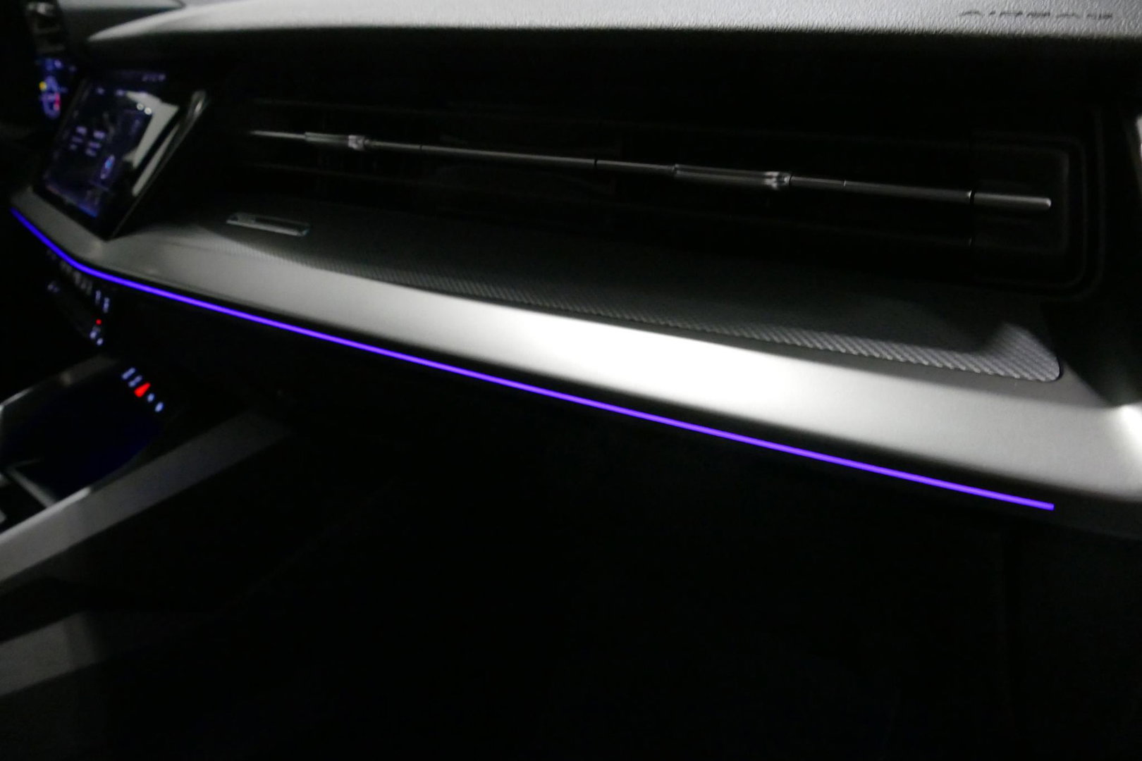Audi A3 Limousine 35 TDI S Line / S-Line ex- & interieur / Maxton Design Bodykit / Panoramadak / S Sportstoelen / Bang & Olufsen Sound / Matrix LED / Ambienteverlichting / Stoelverwarming / Apple Carplay - Android Auto / 19'' LMV Vossen look / Black Optic pakket 
