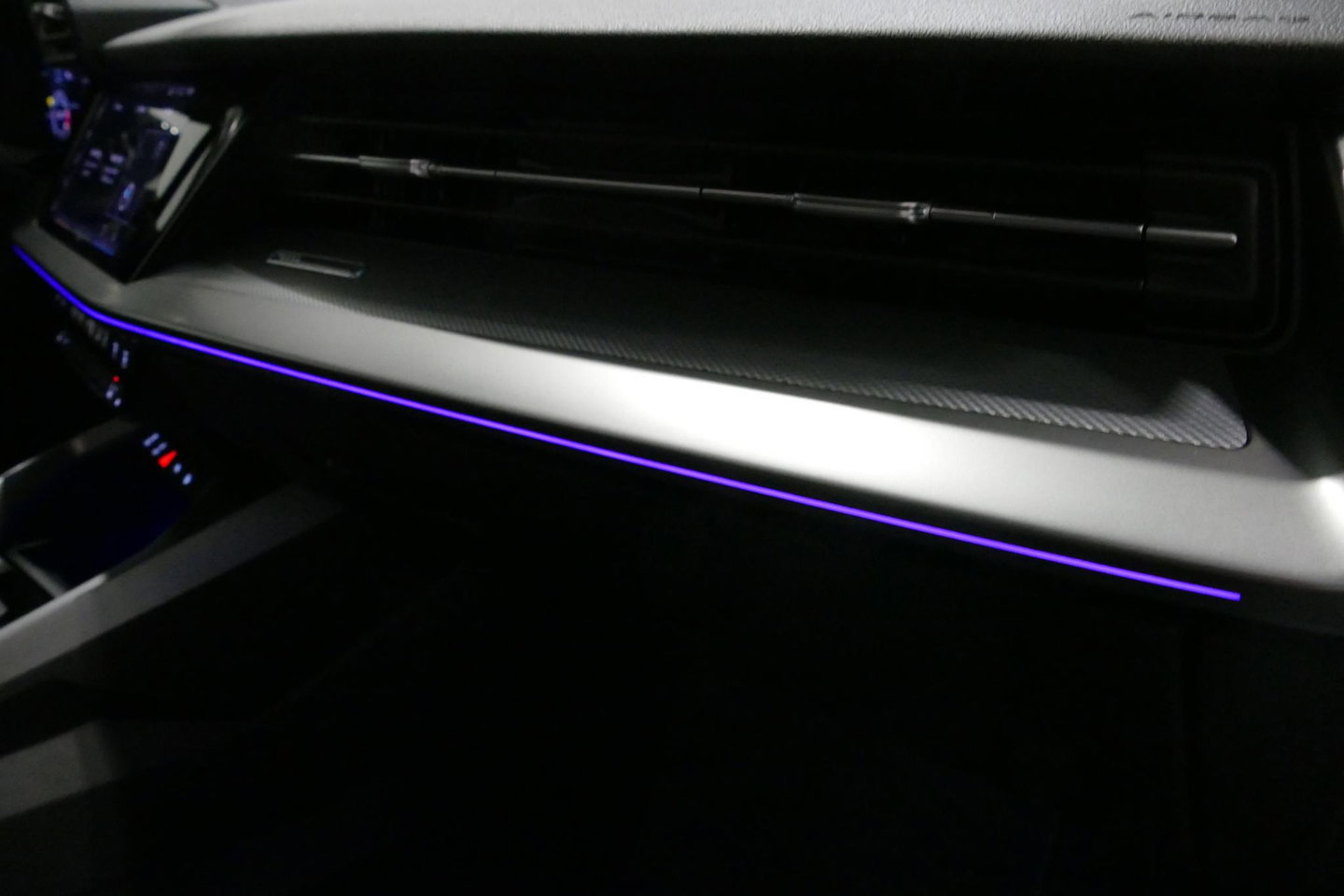 Audi A3 Limousine 35 TDI S Line / S-Line ex- & interieur / Maxton Design Bodykit / Panoramadak / S Sportstoelen / Bang & Olufsen Sound / Matrix LED / Ambienteverlichting / Stoelverwarming / Apple Carplay - Android Auto / 19'' LMV Vossen look / Black Optic pakket 