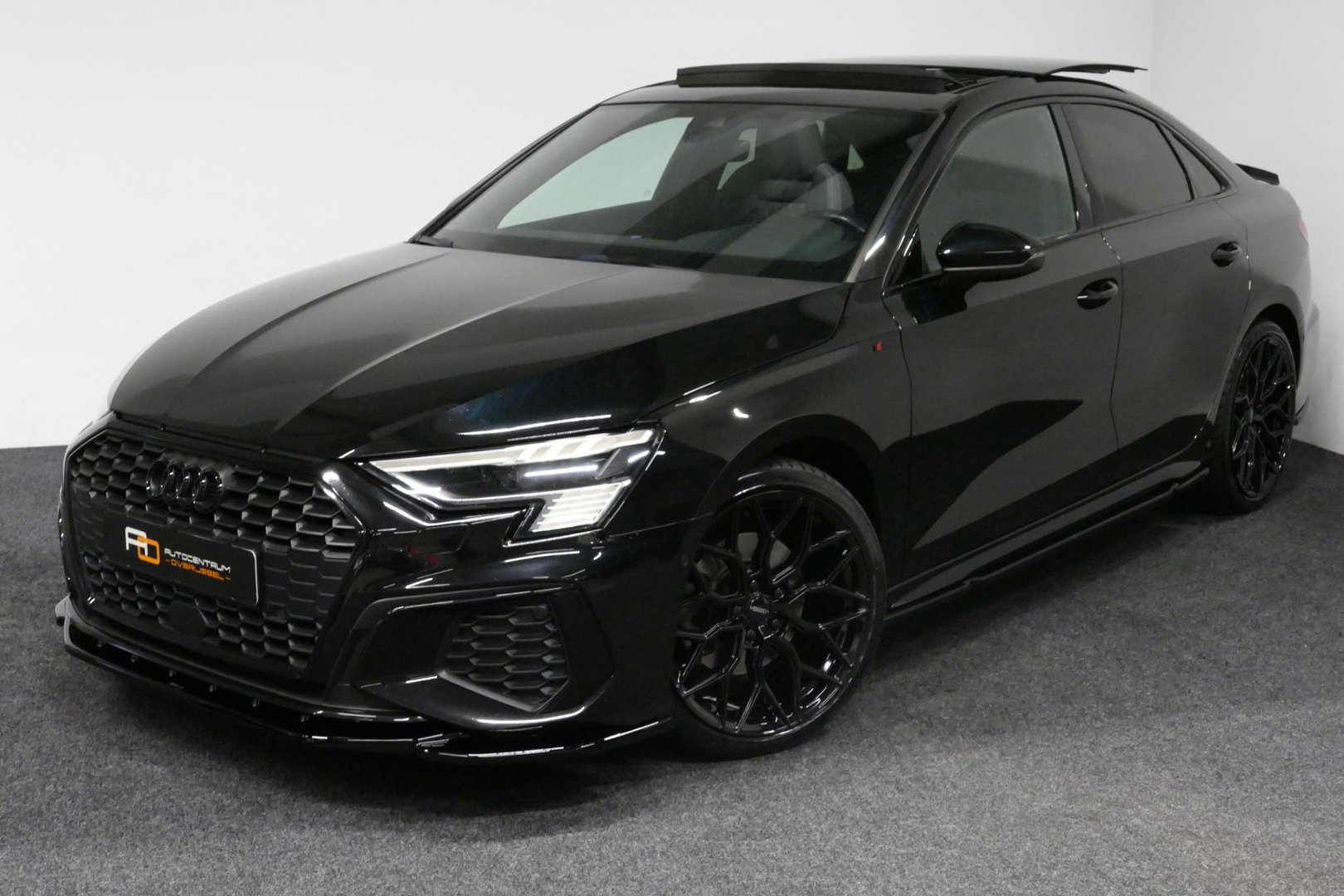 Audi A3 Limousine 35 TDI S Line / S-Line ex- & interieur / Maxton Design Bodykit / Panoramadak / S Sportstoelen / Bang & Olufsen Sound / Matrix LED / Ambienteverlichting / Stoelverwarming / Apple Carplay - Android Auto / 19'' LMV Vossen look / Black Optic pakket 