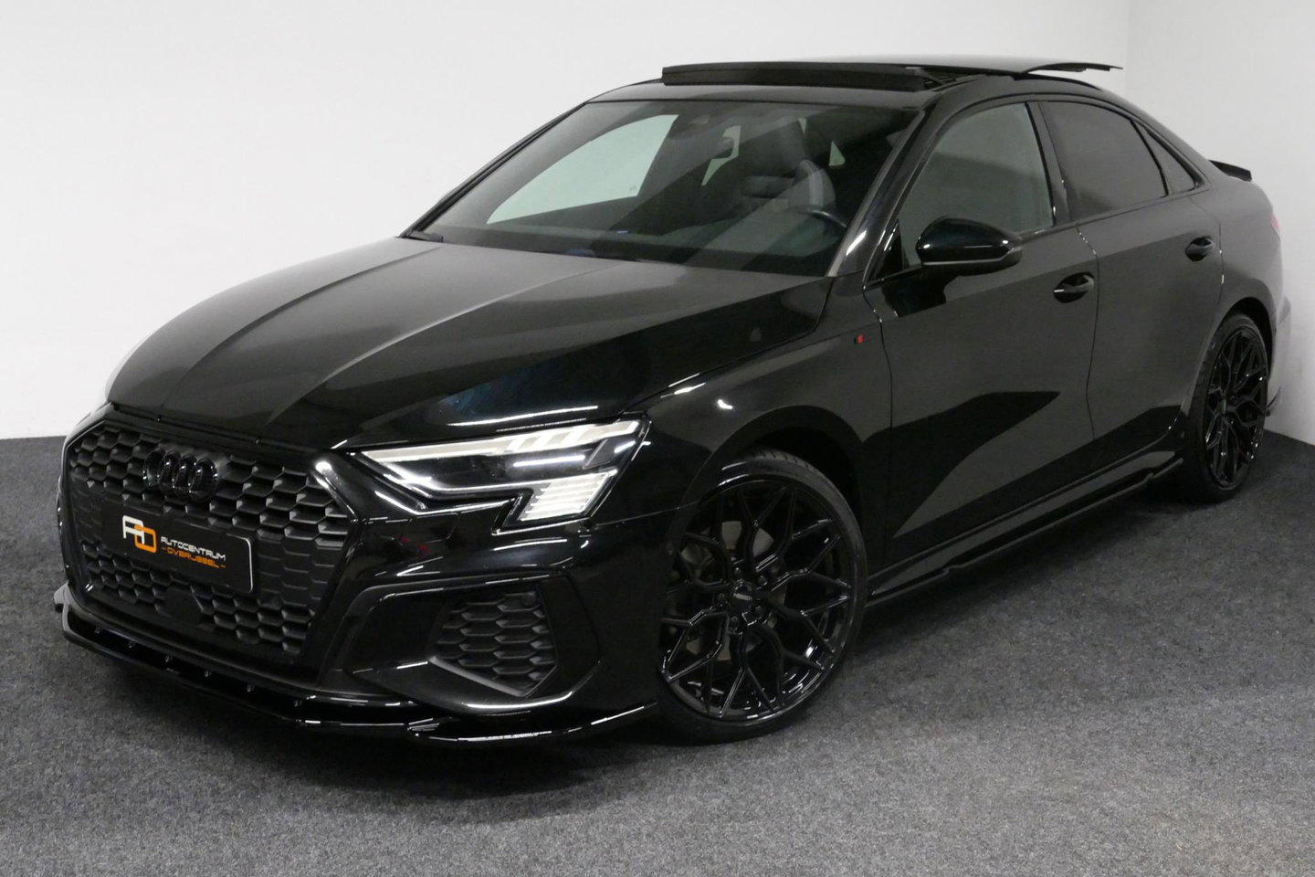Audi A3 Limousine 35 TDI S Line / S-Line ex- & interieur / Maxton Design Bodykit / Panoramadak / S Sportstoelen / Bang & Olufsen Sound / Matrix LED / Ambienteverlichting / Stoelverwarming / Apple Carplay - Android Auto / 19'' LMV Vossen look / Black Optic pakket 