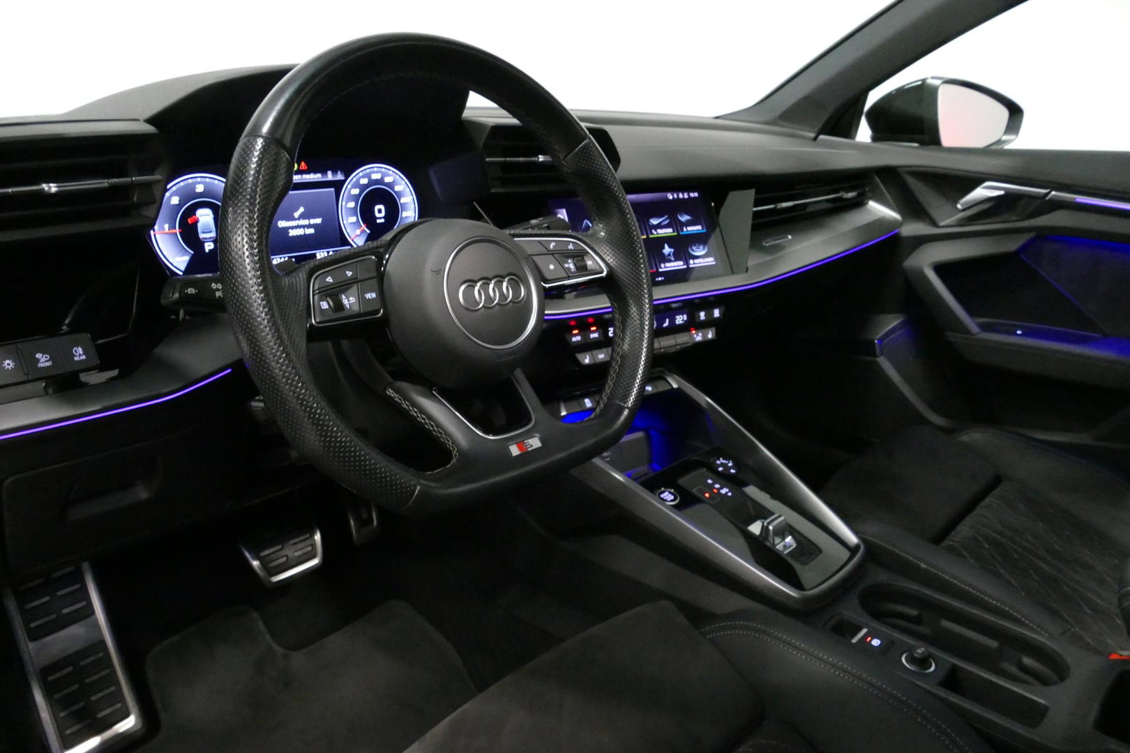 Audi A3 Limousine 35 TDI S Line / S-Line ex- & interieur / Maxton Design Bodykit / Panoramadak / S Sportstoelen / Bang & Olufsen Sound / Matrix LED / Ambienteverlichting / Stoelverwarming / Apple Carplay - Android Auto / 19'' LMV Vossen look / Black Optic pakket 
