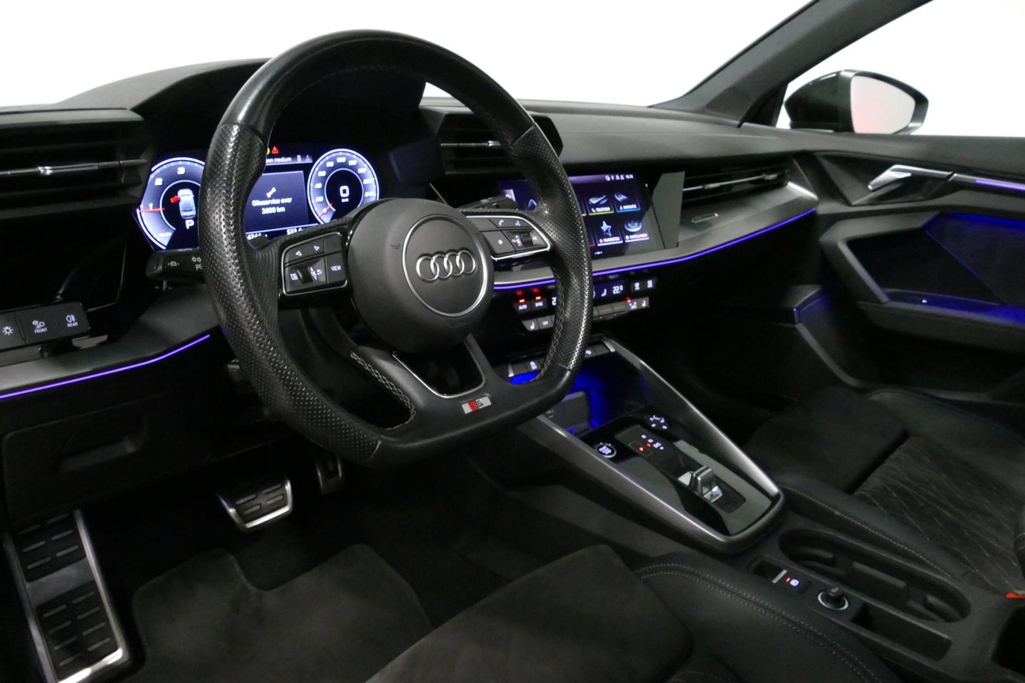 Audi A3 Limousine 35 TDI S Line / S-Line ex- & interieur / Maxton Design Bodykit / Panoramadak / S Sportstoelen / Bang & Olufsen Sound / Matrix LED / Ambienteverlichting / Stoelverwarming / Apple Carplay - Android Auto / 19'' LMV Vossen look / Black Optic pakket 