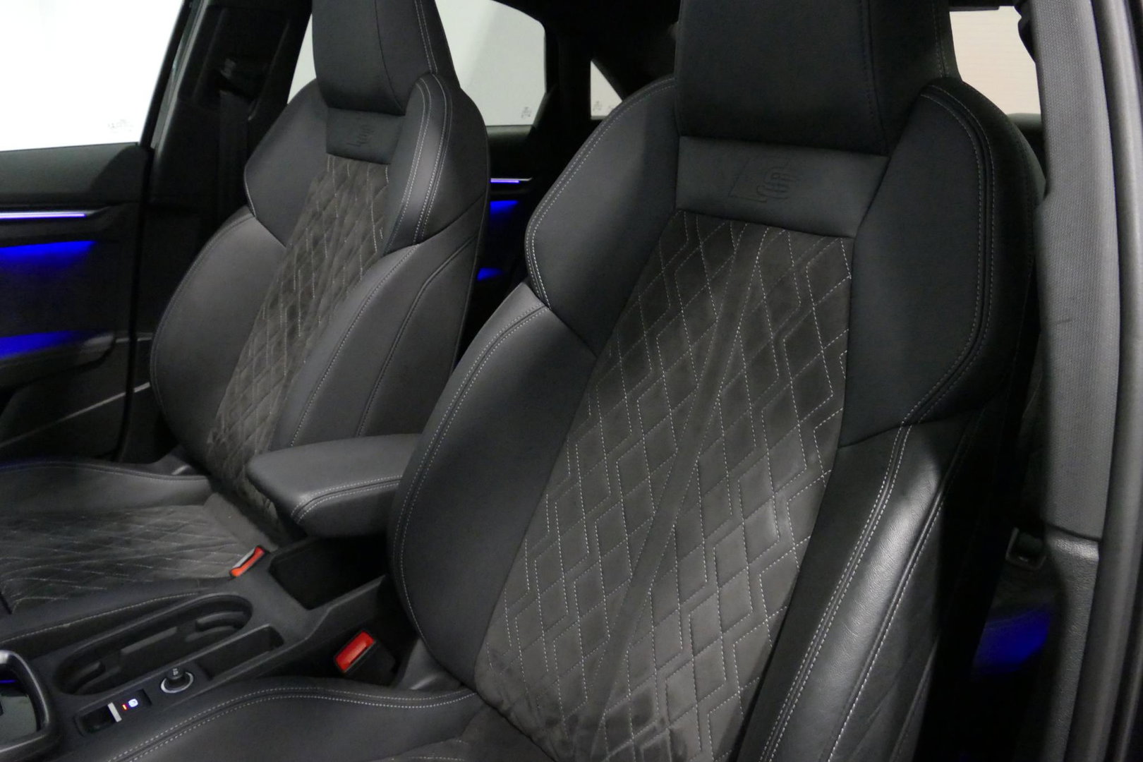 Audi A3 Limousine 35 TDI S Line / S-Line ex- & interieur / Maxton Design Bodykit / Panoramadak / S Sportstoelen / Bang & Olufsen Sound / Matrix LED / Ambienteverlichting / Stoelverwarming / Apple Carplay - Android Auto / 19'' LMV Vossen look / Black Optic pakket 