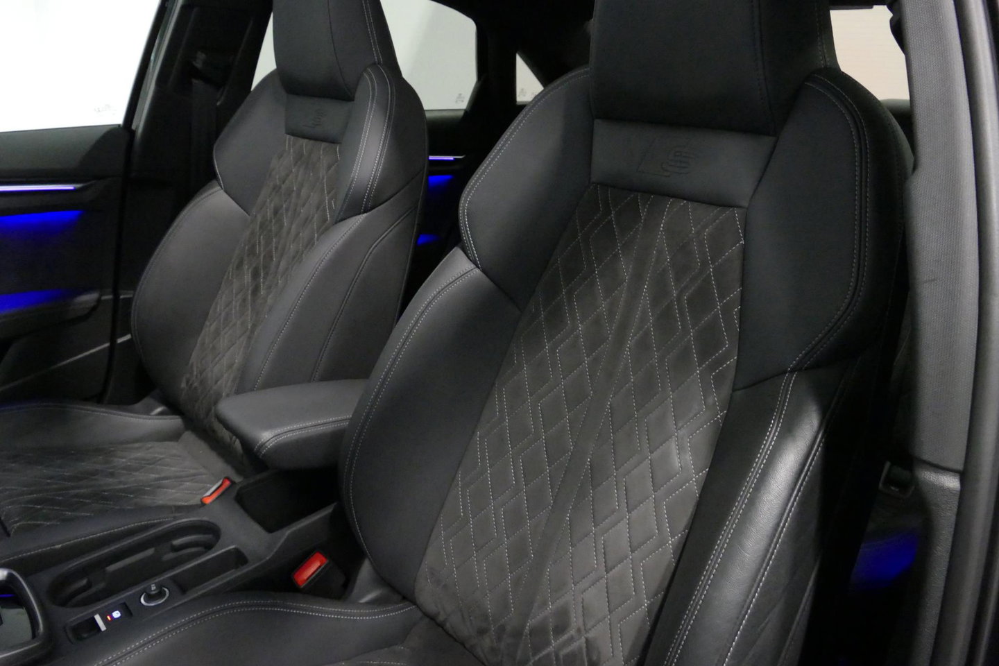 Audi A3 Limousine 35 TDI S Line / S-Line ex- & interieur / Maxton Design Bodykit / Panoramadak / S Sportstoelen / Bang & Olufsen Sound / Matrix LED / Ambienteverlichting / Stoelverwarming / Apple Carplay - Android Auto / 19'' LMV Vossen look / Black Optic pakket 