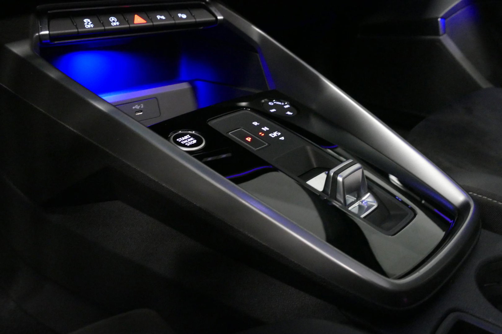 Audi A3 Limousine 35 TDI S Line / S-Line ex- & interieur / Maxton Design Bodykit / Panoramadak / S Sportstoelen / Bang & Olufsen Sound / Matrix LED / Ambienteverlichting / Stoelverwarming / Apple Carplay - Android Auto / 19'' LMV Vossen look / Black Optic pakket 