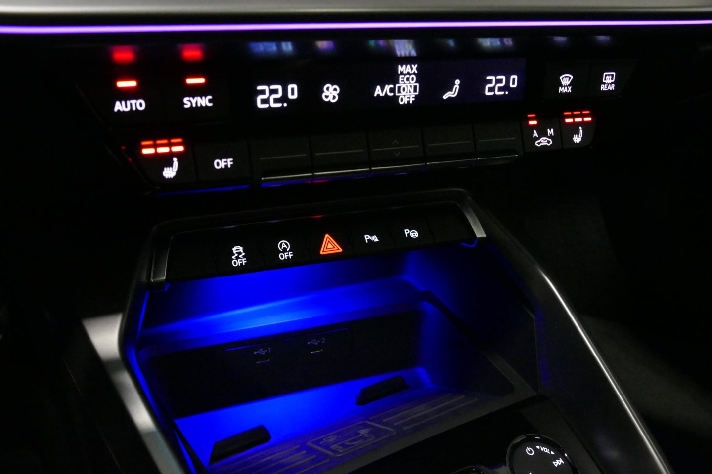 Audi A3 Limousine 35 TDI S Line / S-Line ex- & interieur / Maxton Design Bodykit / Panoramadak / S Sportstoelen / Bang & Olufsen Sound / Matrix LED / Ambienteverlichting / Stoelverwarming / Apple Carplay - Android Auto / 19'' LMV Vossen look / Black Optic pakket 