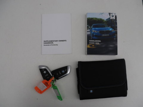 BMW 1-serie 118i Business Edition | Half leder | Cruise control | Stoelverwarming | Navigatie | Carplay | Park assist | Climate control | Virtual dashboard | 17" velgen