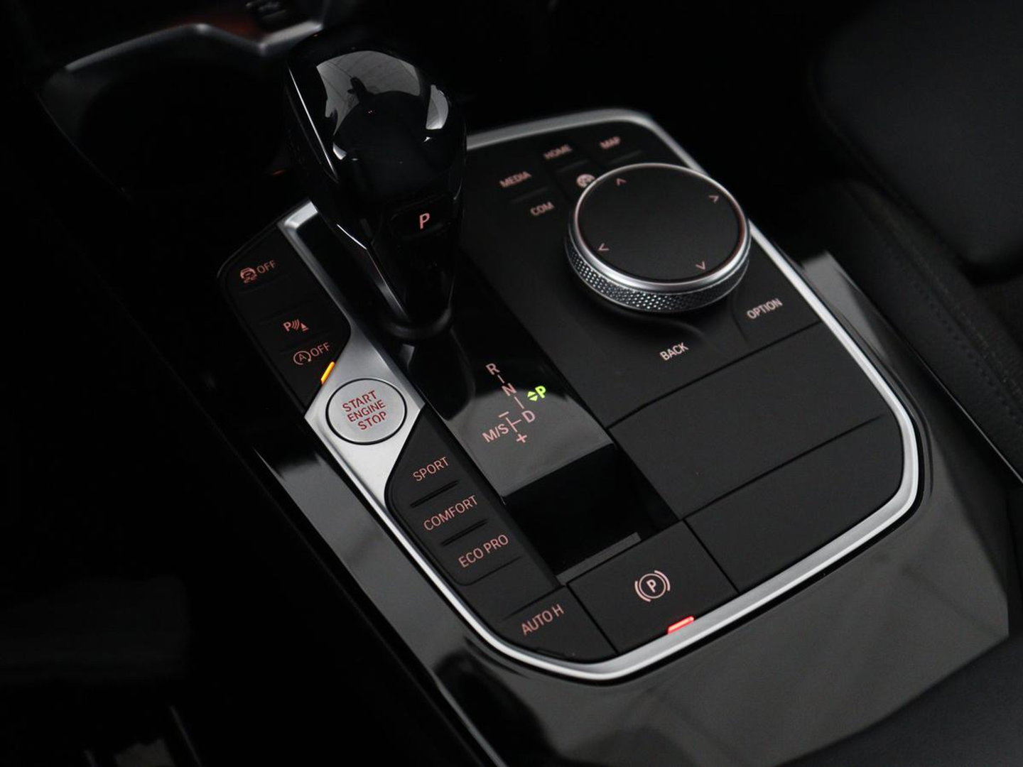 BMW 1-serie 118i Business Edition | Half leder | Cruise control | Stoelverwarming | Navigatie | Carplay | Park assist | Climate control | Virtual dashboard | 17" velgen
