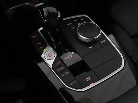 BMW 1-serie 118i Business Edition | Half leder | Cruise control | Stoelverwarming | Navigatie | Carplay | Park assist | Climate control | Virtual dashboard | 17" velgen